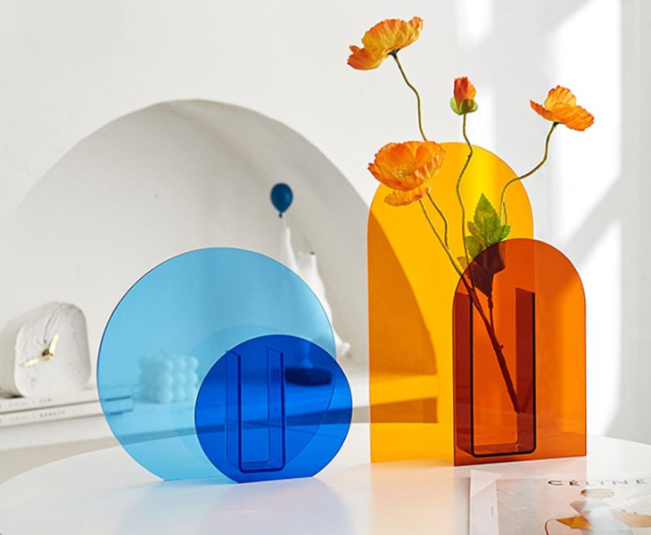 Pourquoi choisir des vases en acrylique personnalisés